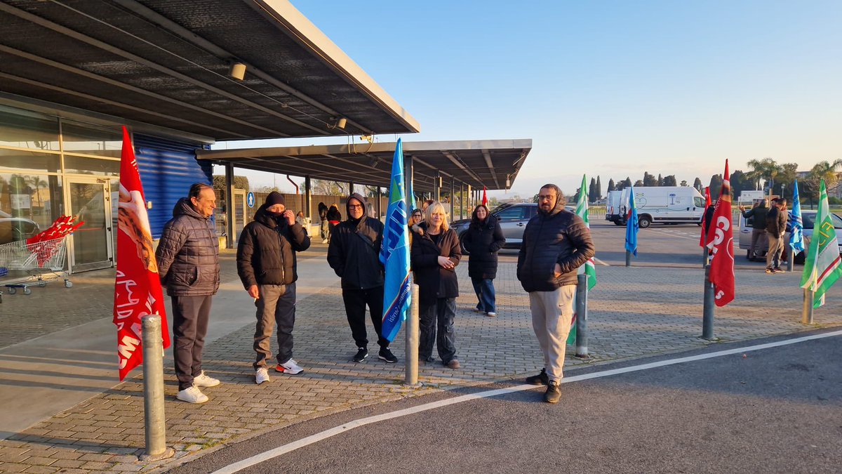 UiltucsCampania's tweet photo. I lavoratori #ServiceKey (appalto pulizie #IKEA) incrociano le braccia.
Denunciamo:
❌ Ritardi nei pagamenti
❌ Caos organizzativo
❌ Muro di silenzio dall'azienda
Ora basta, la Uiltucs chiede rispetto e condizioni di lavoro dignitose!
#DirittiDeiLavoratori #Sciopero #uiltucs https://t.co/S45TrxWBB9