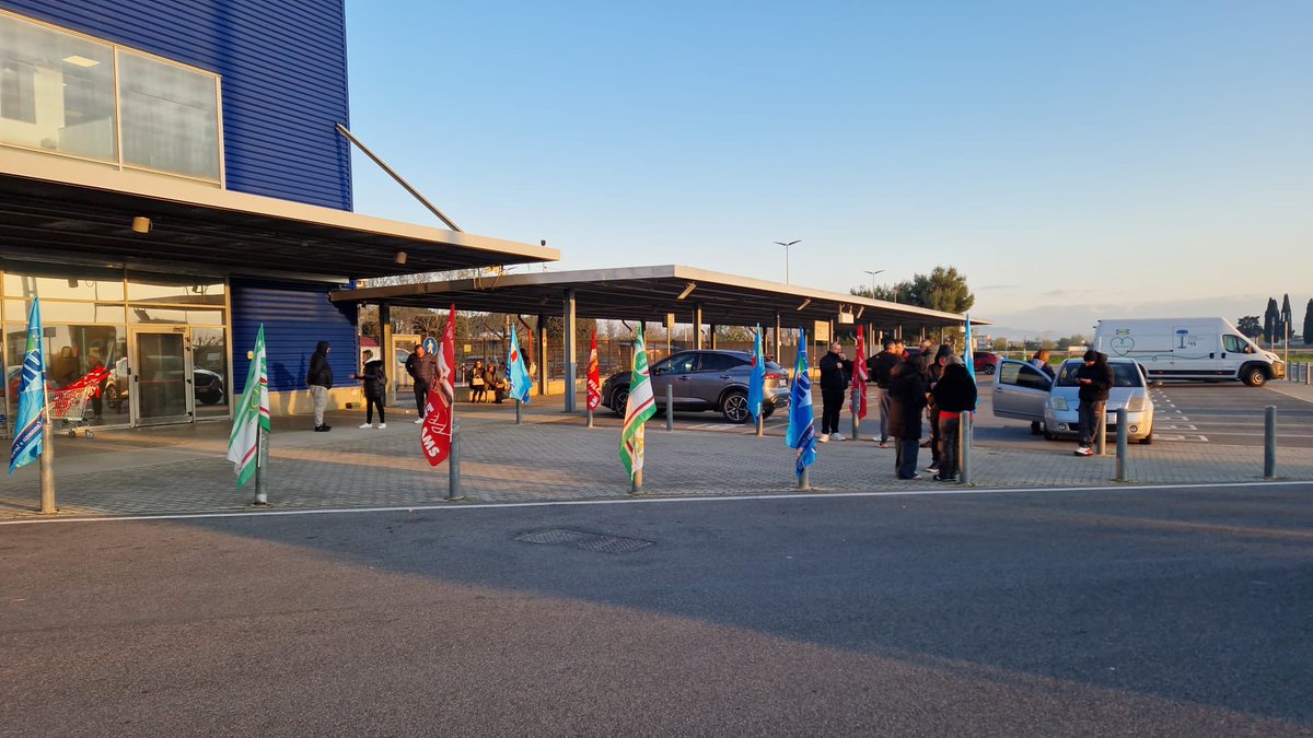 UiltucsCampania's tweet photo. I lavoratori #ServiceKey (appalto pulizie #IKEA) incrociano le braccia.
Denunciamo:
❌ Ritardi nei pagamenti
❌ Caos organizzativo
❌ Muro di silenzio dall'azienda
Ora basta, la Uiltucs chiede rispetto e condizioni di lavoro dignitose!
#DirittiDeiLavoratori #Sciopero #uiltucs https://t.co/S45TrxWBB9