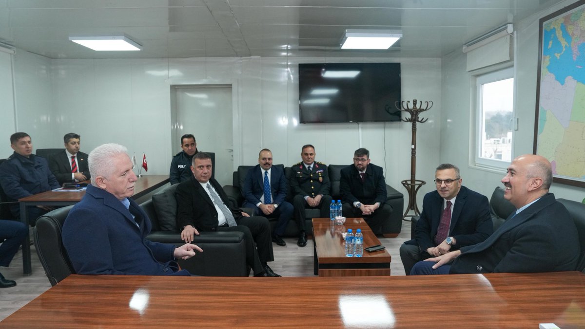 TC_istanbul's tweet photo. Valimiz Davut Gül, İçişleri Bakan Yardımcımız Sayın Dr. Mehmet Cangir ile, Ramazan Bayramı’nın ikinci gününde, Tuzla Geri Gönderme Merkezi'ni ziyaret etti.

Vali Gül ve İçişleri Bakan Yardımcımız Sayın Dr. Mehmet Cangir, merkez denetimlerde bulunarak görevli personelle bayramlaştı.

@gul_davut
@mehmetcangirtr 
@TC_icisleri 

📍Tuzla