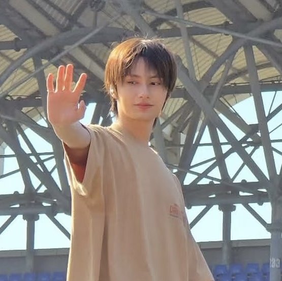 JunPOPbase's tweet photo. He has his own halo https://t.co/0m41sZZAbE
