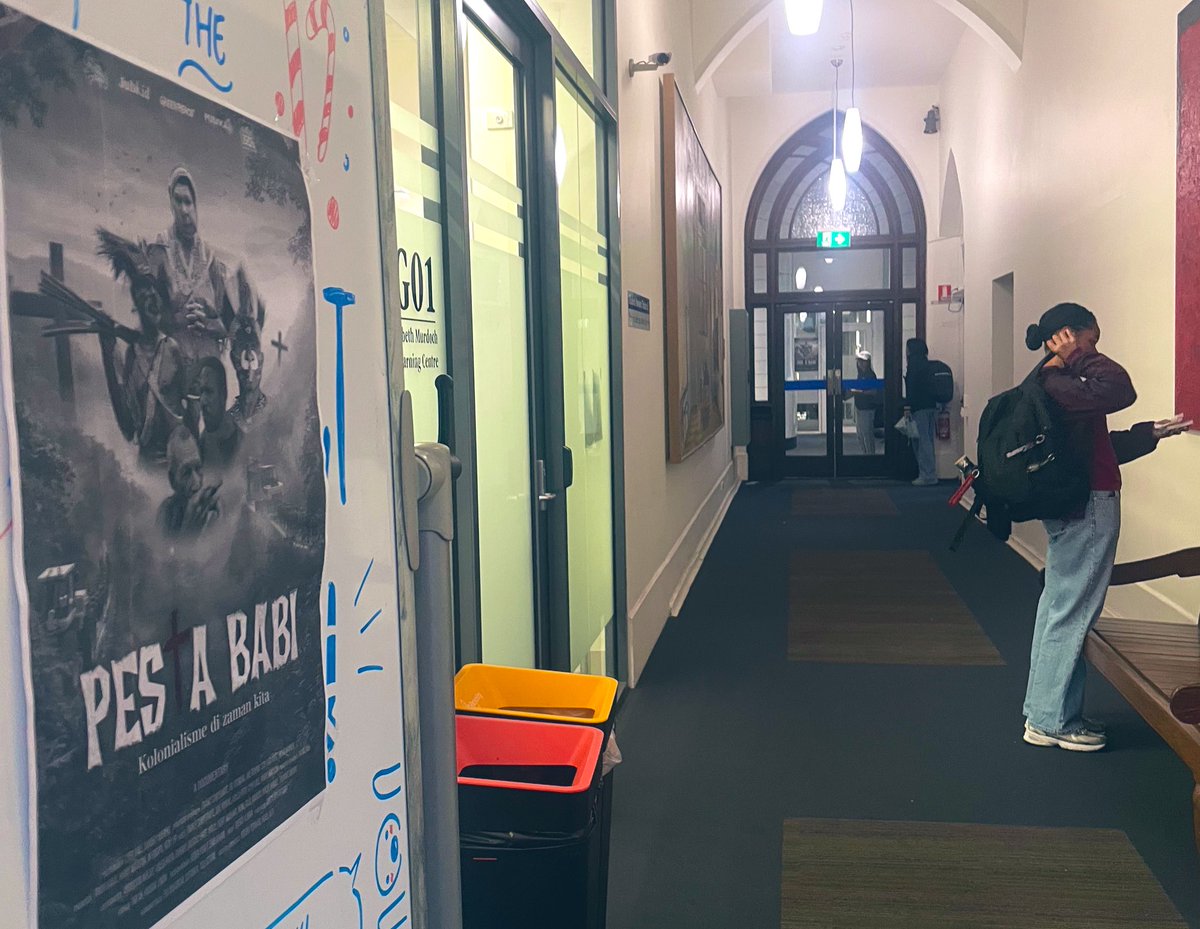 Dandhy_Laksono's tweet photo. Mahasiswa Indonesia nempel poster film PESTA BABI di kampus-kampus Australia.

Beasiswa LPDP atau bukan, ikutan nobar dan diskusi tentang 60 tahun operasi militer Indonesia, PSN, dan eksploitasi Papua.

Sedang musim nobar di Papua.
Luar Papua habis lebaran. https://t.co/HZeeGbvNTq