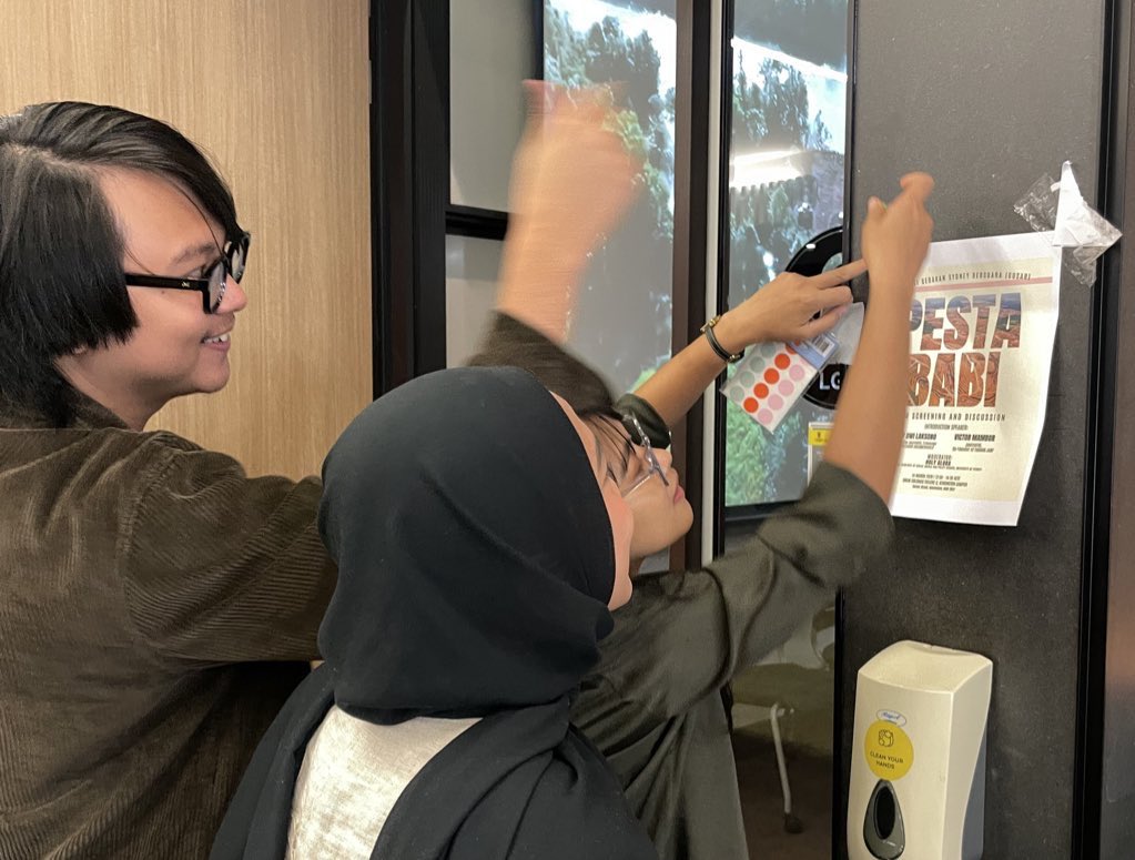 Dandhy_Laksono's tweet photo. Mahasiswa Indonesia nempel poster film PESTA BABI di kampus-kampus Australia.

Beasiswa LPDP atau bukan, ikutan nobar dan diskusi tentang 60 tahun operasi militer Indonesia, PSN, dan eksploitasi Papua.

Sedang musim nobar di Papua.
Luar Papua habis lebaran. https://t.co/HZeeGbvNTq