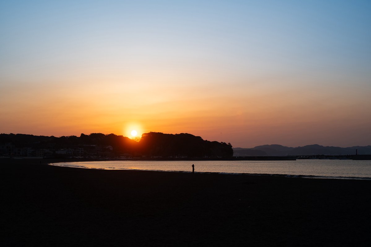 右のShiftキー tweet media