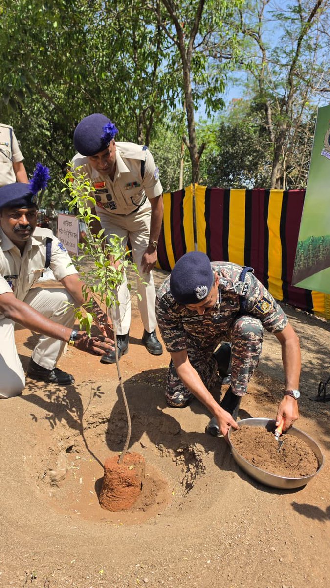 Shri <a href="/gpsinghips/">GP Singh</a>, DG <a href="/crpfindia/">🇮🇳CRPF🇮🇳</a>, visited the Institute of IED Management (IIM) Pune to review its state-of-the-art infrastructure and training modules. 
​The visit included:
Tour of recently modernised IED Model Room.
​In-depth interaction with expert instructors.
​Demonstration