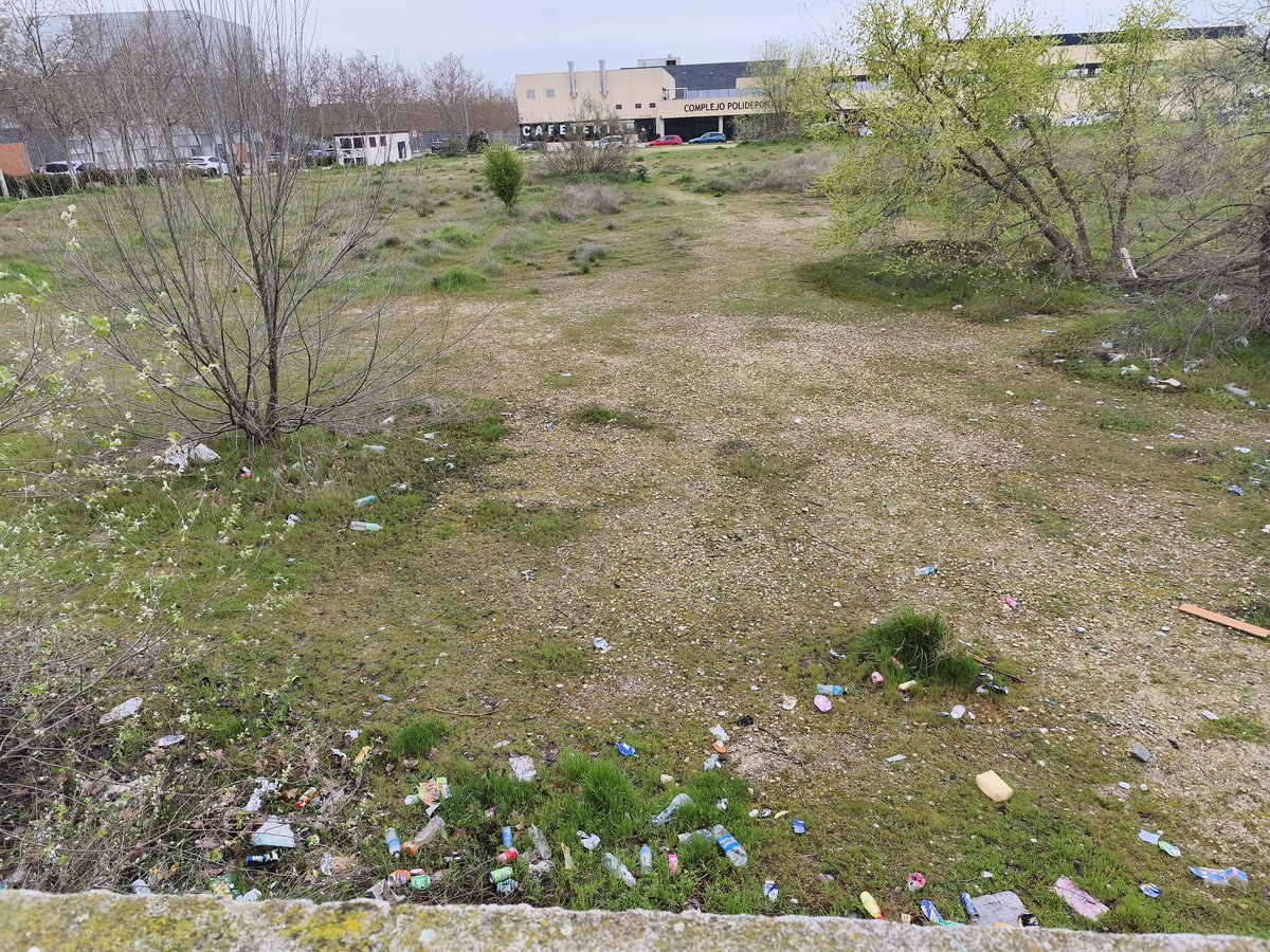 Todas las mañanas voy al instituto 
Todas las mañanas desayunando en el mismo sitio
Todas las mañanas tiro los botes al mismo sitio
Reflexión convierto mi entorno en un vertedero 
<a href="/colelitterator/">Colegio Litterator</a>