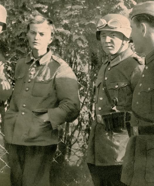 "Dziś coś niezwykłego. Już miałem nie korzystać z propagandowego, niemieckiego albumu, który wczoraj tu prezentowałem, kiedy rzuciła mi się w oczy jedna z fotografii. Po prostu mnie zatkało. Skądś znałem postać polskiej dziewczyny w mundurze, stojącej obok Niemców...
Tak, to