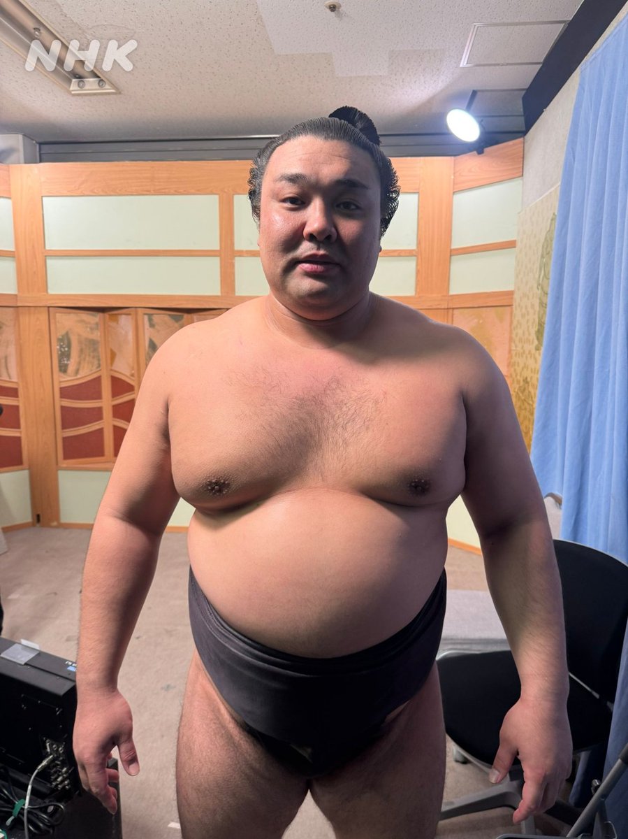 NhkSumo's tweet photo. 関脇 #霧島 が3回目の幕内最高優勝！✨

勝てば優勝の一番で悔しい黒星も・・・
優勝を争う横綱 #豊昇龍 #琴勝峰 が敗れたことで
14場所ぶりの優勝を果たしました！

 #霧島 が娘と交わした約束とは？
感情があふれた喜びインタビューはこちらから↓↓
https://t.co/tHkTm3rCSK https://t.co/MjsWTOJ2dc