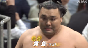 NhkSumo's tweet photo. 関脇 #霧島 が3回目の幕内最高優勝！✨

勝てば優勝の一番で悔しい黒星も・・・
優勝を争う横綱 #豊昇龍 #琴勝峰 が敗れたことで
14場所ぶりの優勝を果たしました！

 #霧島 が娘と交わした約束とは？
感情があふれた喜びインタビューはこちらから↓↓
https://t.co/tHkTm3rCSK https://t.co/MjsWTOJ2dc