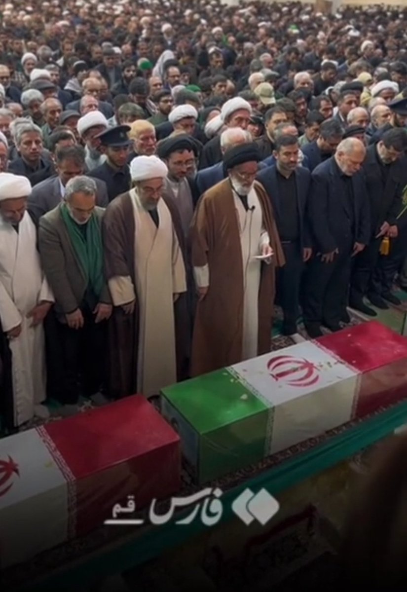 اقامهٔ نماز بر پیکر وزیر اطلاعات در حرم حضرت معصومه(س)
#لبیک_یا_خامنه_ای
#سربلند_دورانها