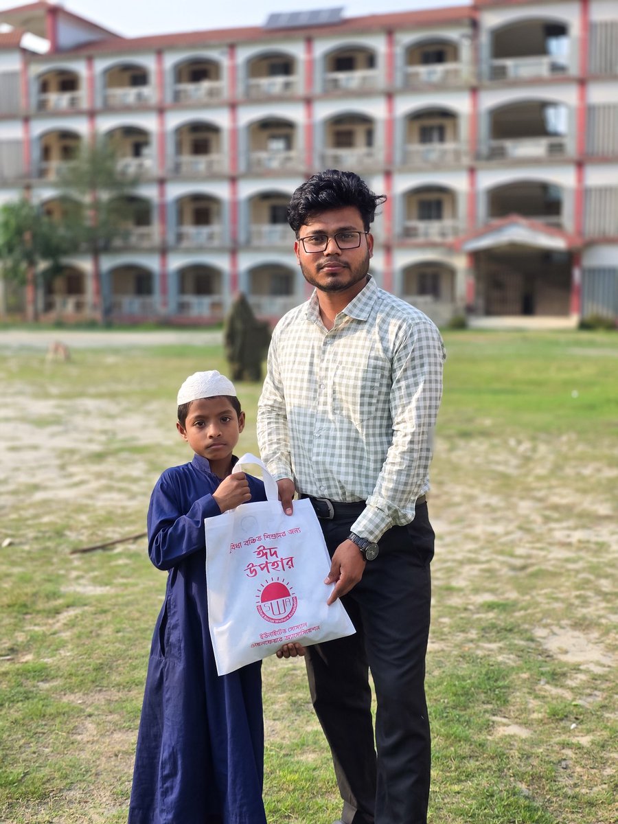 MdShoponMirza's tweet photo. আলহামদুলিল্লাহ, ইউনাইটেড সোস্যাল ওয়েলফেয়ার অ্যাসোসিয়েশনের পক্ষ থেকে শিশুদের মাঝে ঈদের নতুন জামা বিতরণ সম্পন্ন হয়েছে।

নতুন জামা ��েয়ে আনন্দে আত্মহারা শিশুর দল ❤️ https://t.co/LVr8MDnh7a