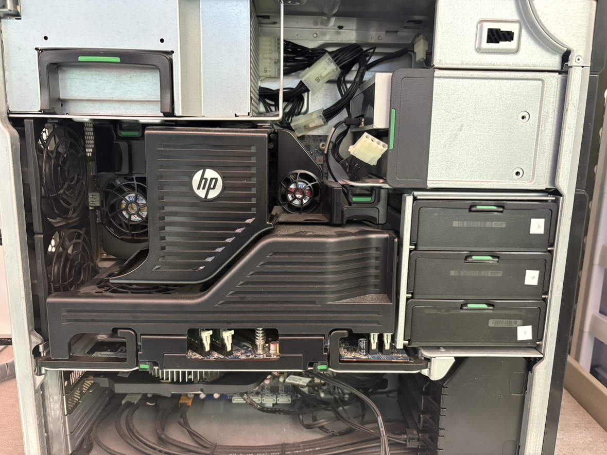 ap_kurosaki's tweet image. 本日のテクニカルカウンターの中の人です
今回は #Workstation のお持ち込みです。

#Windows7 でしか動かない #ソフトウェア を動かしているパソコンで
#起動しなくなった との事です

以前使用していたソフトメーカーさんがもう存在していないようでどうしても使いたいとのご要望でした。