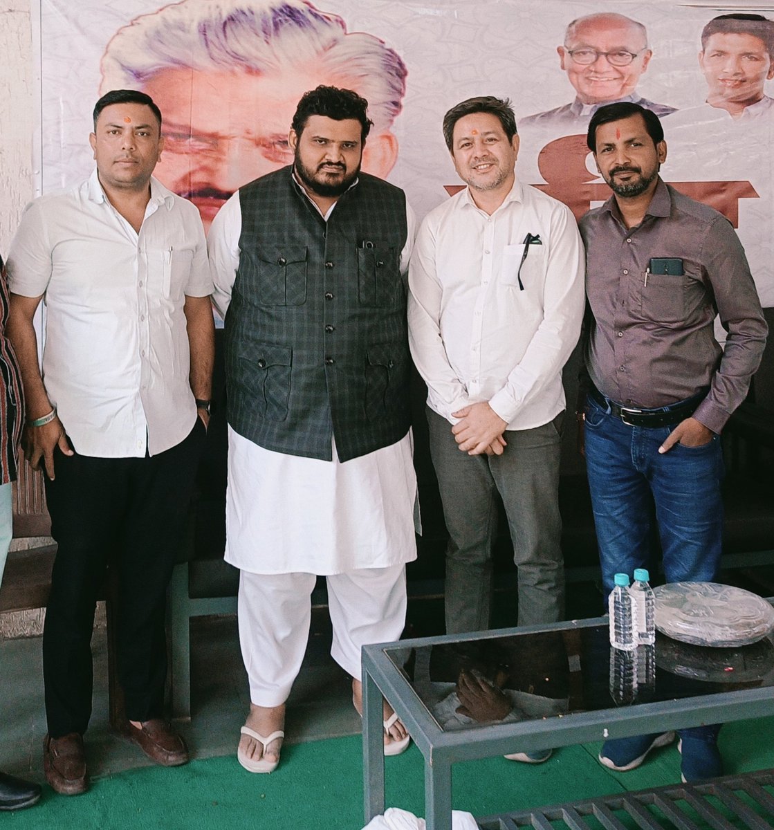 DeepakDiwanInc's tweet photo. आज ईद उल फितर के मुबारक मौके पर भोपाल उत्तर से विधायक भाई आतिफ अकील से मुलाकात कर ईद की मुबारकबाद दी https://t.co/4TOAymrHYT