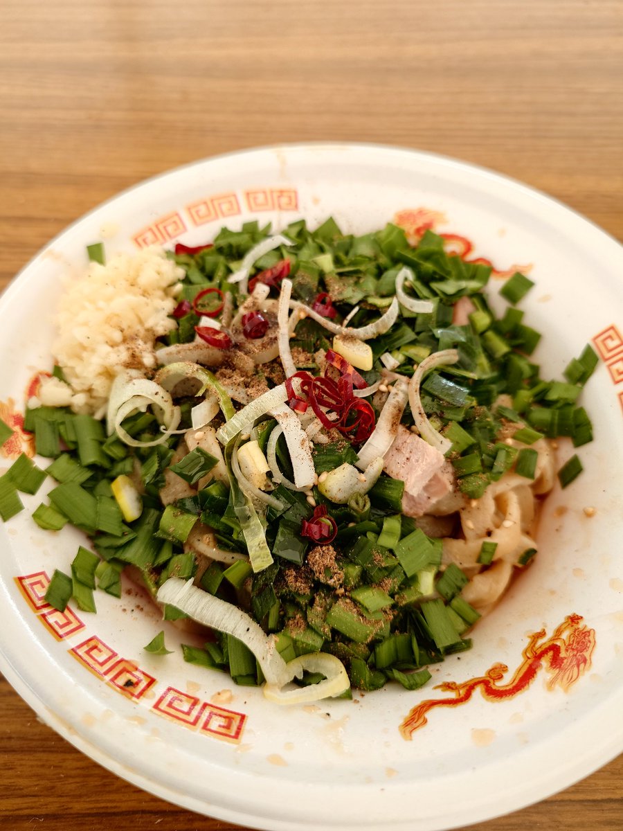 satoshi0841's tweet photo. 【つくばラーメン祭
/ハイマウントJ×それいけ!たかちゃんラーメン/無限ニラそば】
麺が◎。美味い☺️これは豚トッピすべきだたか🤤ふと思ったのだが各店に失礼にあたるかもしれないが(ごめんなさい)これと他店の濃厚どろ白湯系のつけスープとあわせ、混ぜつけ麺にしたらくそ美味くなりそうな気がする🤤 https://t.co/QAdzt3wxKz