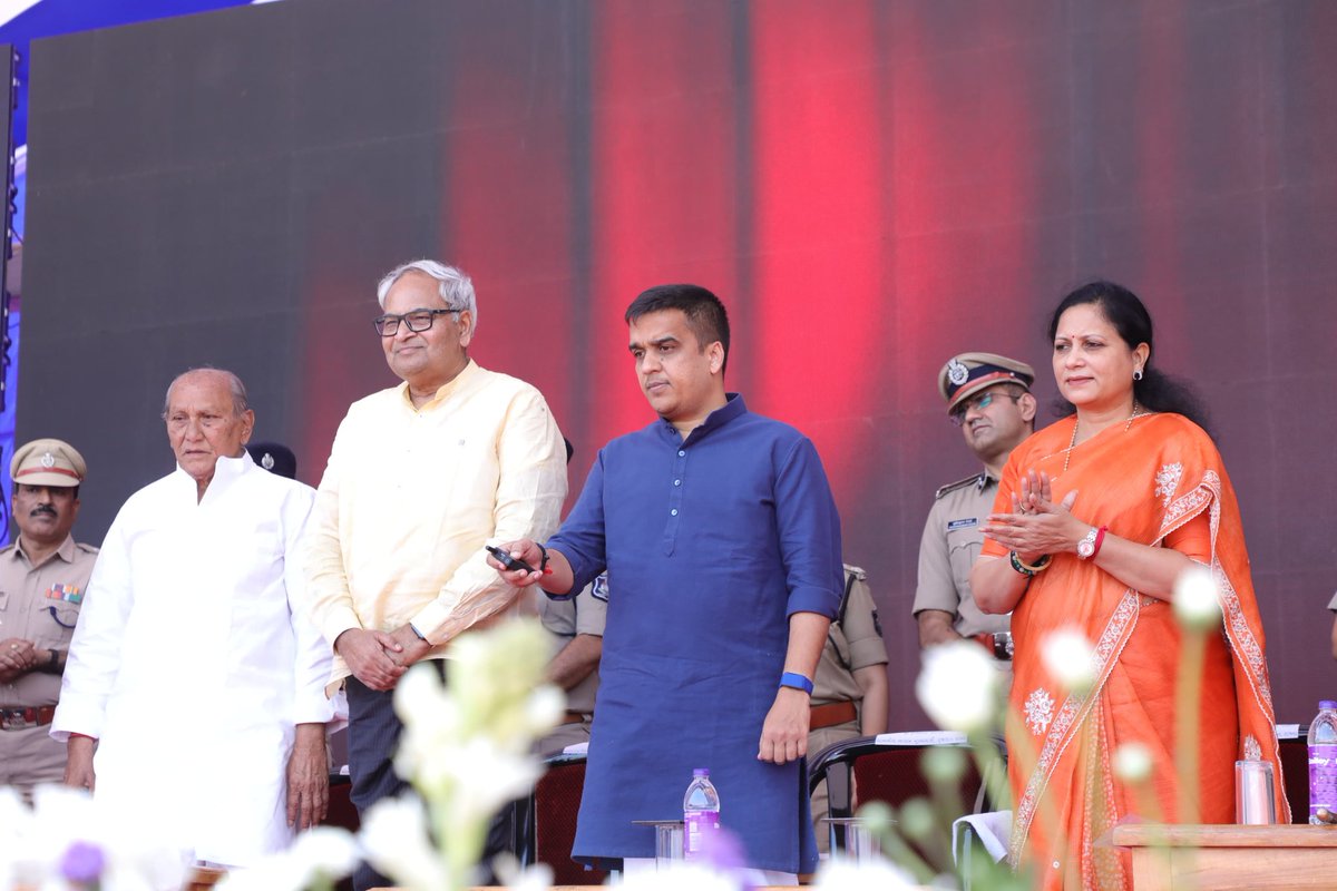 sanghaviharsh's tweet photo. સુરક્ષા અને સુશાસનનો સમન્વય ! 🪷

​માનનીય મુખ્યમંત્રી શ્રી @Bhupendrapbjp જીના માર્ગદર્શન હેઠળ ગુજરાત આજે સુરક્ષા અને સુવિધાના ક્ષેત્રે દેશમાં અગ્રેસર છે ત્યારે વડોદરા અને સુરત માટે VISWAS 2.0 - ક્લસ્ટર - ૪ પ્રોજેક્ટનો પ્રારંભ કરાવ્યો. આ પહેલ એ માત્ર ટેકનોલોજીને કેન્દ્રમાં રાખીને શરૂ થયેલી એક પહેલ નથી પણ નાગરિકોનો પોલીસ પરનો અતૂટ વિશ્વાસ છે.

​આ સાથે આપણા પોલીસ કર્મીઓના પરિવારને સુવિધાયુક્ત આવાસ અને અન્ય સુવિધાઓ મળે અને તેઓ ફરજ પર તનાવમુક્ત રહી શકે માટે રૂ.૧૭૨ કરોડથી વધુના વિવિધ સુવિધા પ્રકલ્પોનું ખાતમુહૂર્ત તથા લોકાર્પણ કર્યું. વડોદરા જિલ્લાના વિકાસ માટે પણ રૂ. ૩૩૫ કરોડના ૪૪ જેટલા કામોનું લોકાર્પણ અને ખાતમૂહુર્ત કર્યું. જે દર્શાવે છે કે દરેકે દરેક વર્ગના નાગરિકો સુધી સુવિધાઓ પહોંચાડવા રાજ્ય સરકાર કટિબદ્ધ છે.

​આ તમામ પ્રકલ્પો આવનારા સમયમાં વડોદરા શહેર - જિલ્લાની કાયાપલટ કરશે અને નાગરિકોની સુરક્ષા અને સુખાકારીમાં સકારાત્મક સુધારો લાવશે.