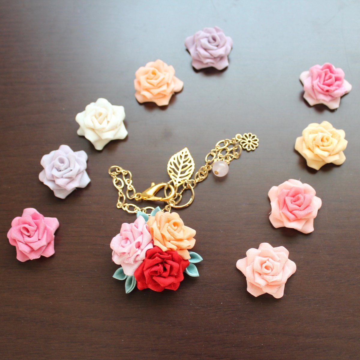 tknk_silk's tweet photo. 桜も咲き始め、薔薇も楽しみになってきました😊
お花の季節、今年も満喫したいですね✨

https://t.co/sJdbSvoUNf

#つまみ細工 https://t.co/yNbUaL0Ofe