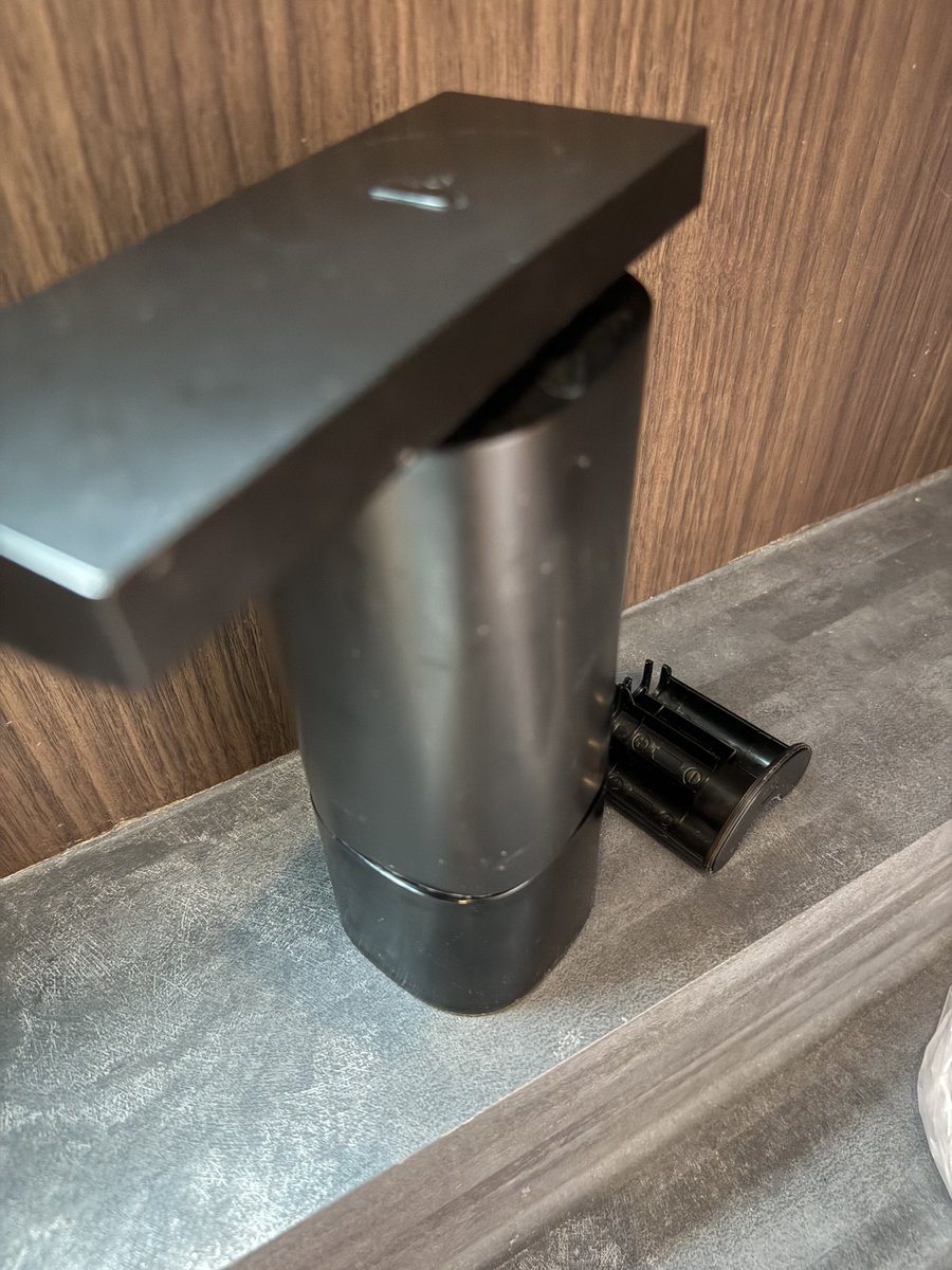 【お知らせ】

本日、当店のソープディスペンサーから単三電池4本が抜き取られていました。

返してください。

※お心当たりのある方はDMください（怒ってません）

#電池ない