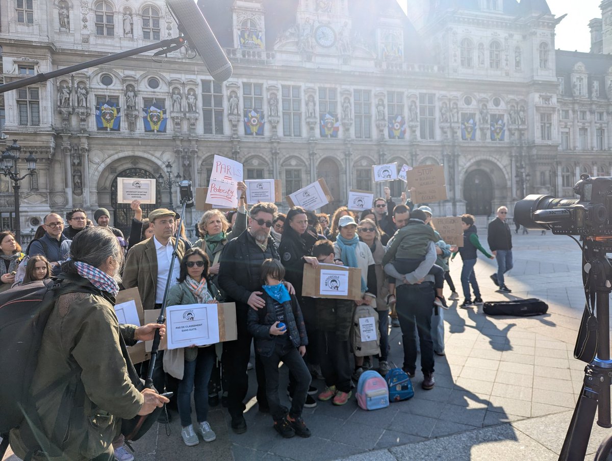 BastienGilles6's tweet photo. Rassemblement devant l'Hôtel de Ville contre les violences faites aux enfants. https://t.co/xksZnVLiGF