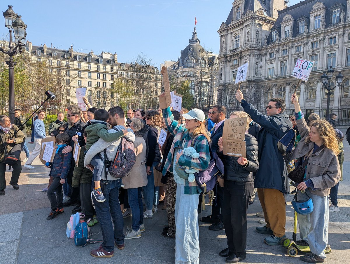 BastienGilles6's tweet photo. Rassemblement devant l'Hôtel de Ville contre les violences faites aux enfants. https://t.co/xksZnVLiGF