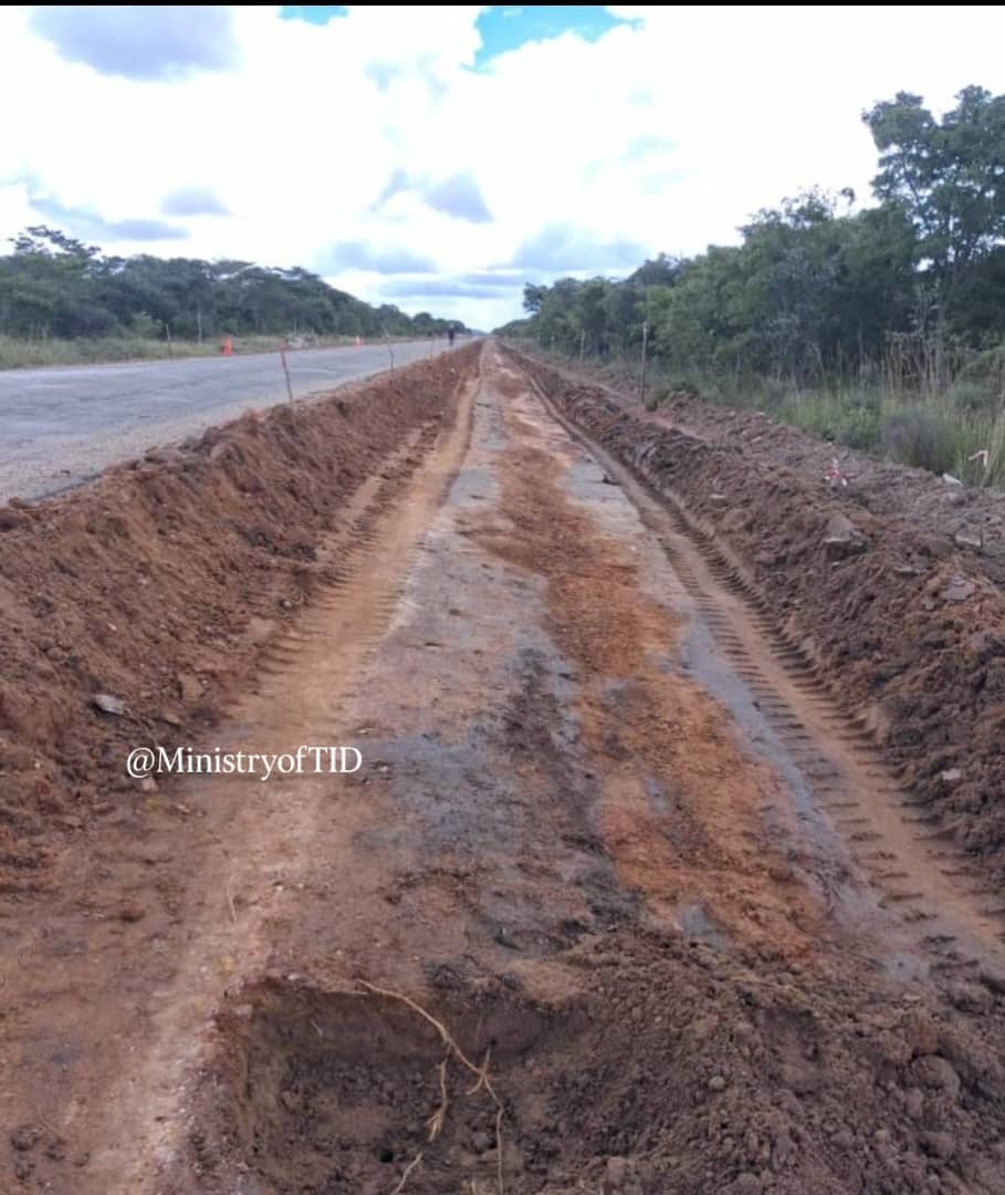 MinistryofTID's tweet image. Topsoil removal is currently underway in the Runyowa area (Sandton to Gutu) as reconstruction works progress along the Chivhu–Gutu Road.
#KilometerbyKilometer #InfrastructureDevelopment #BuildingZimbabwe