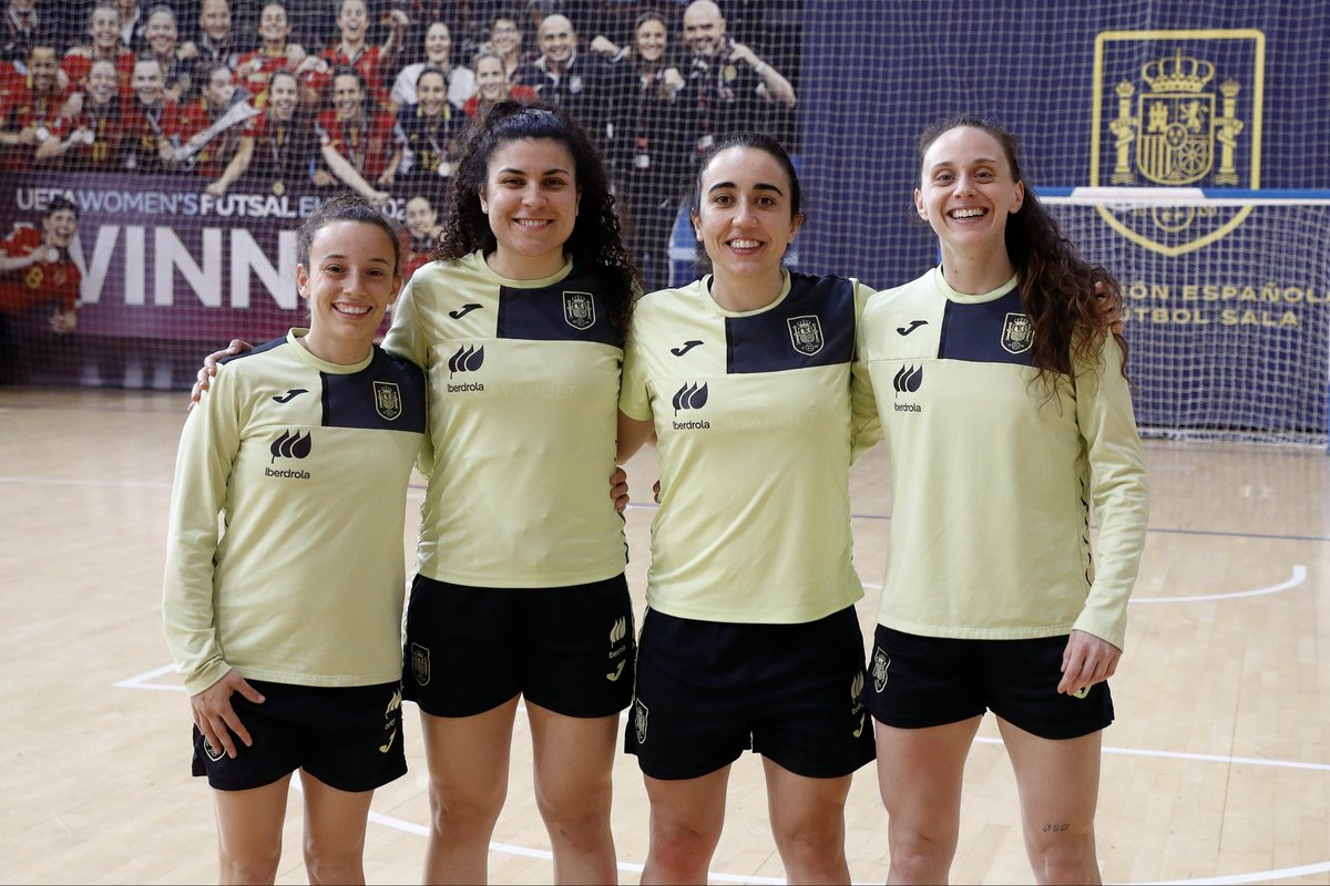 ADAlcorconFSF's tweet photo. | SELECCIÓN ESPAÑOLA | 🇪🇸 
Nuestras jugadoras Albita, Laura, Vane y Clau disputan esta tarde el segundo partido amistoso contra Portugal a las 20:00h (horario peninsular) tras haber ganado el jueves 2-3 con goles de Vane (x2) y Laura.🇪🇸⚽️
¡Suerte chicas! 💪🏼💛
#CorazónAmarillo https://t.co/gatZA3dxwu