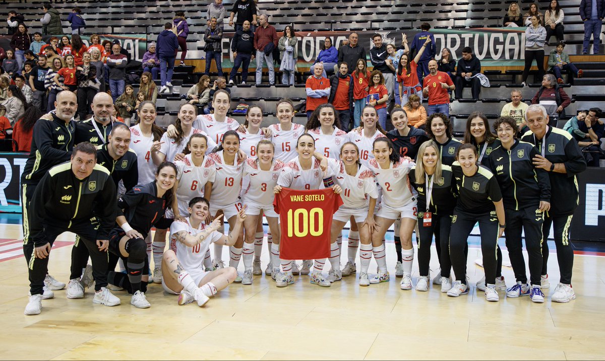 ADAlcorconFSF's tweet photo. | SELECCIÓN ESPAÑOLA | 🇪🇸 
Nuestras jugadoras Albita, Laura, Vane y Clau disputan esta tarde el segundo partido amistoso contra Portugal a las 20:00h (horario peninsular) tras haber ganado el jueves 2-3 con goles de Vane (x2) y Laura.🇪🇸⚽️
¡Suerte chicas! 💪🏼💛
#CorazónAmarillo https://t.co/gatZA3dxwu