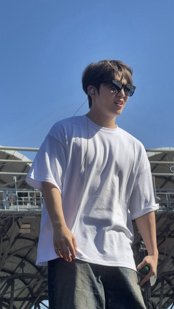 padahal cuma kaosan putih polos sama sunglass, tapi aura nya KACAU🥹 emang manteplah pemilik kebun sawit