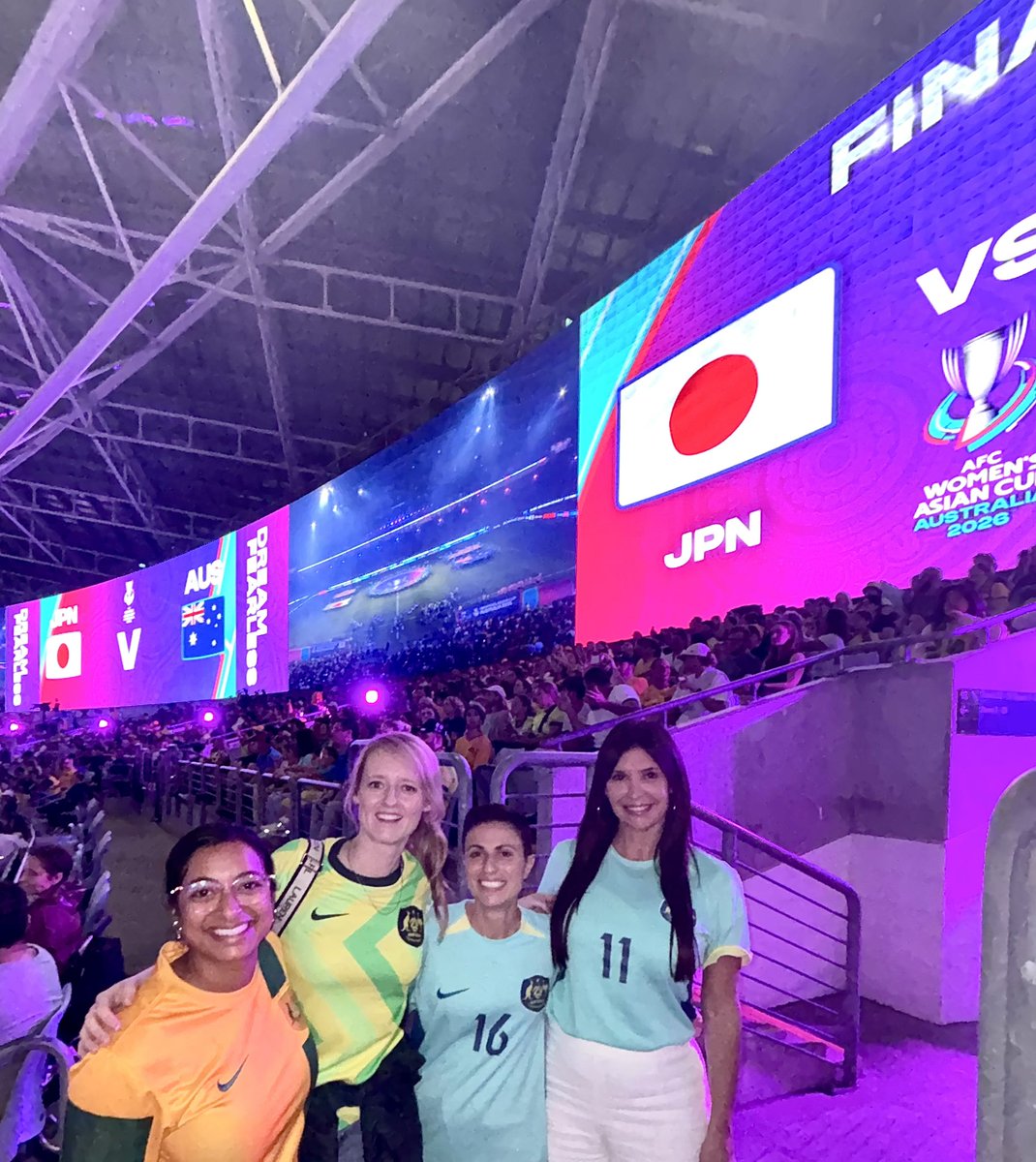 melsportslover's tweet image. #Squad

😍💚💛⚽️

Happy birthday Loz 😘

What a way to celebrate … with the #queens 

👑 

#WAC2026 #matildas @TheMatildas 
#football #JPNvAUS