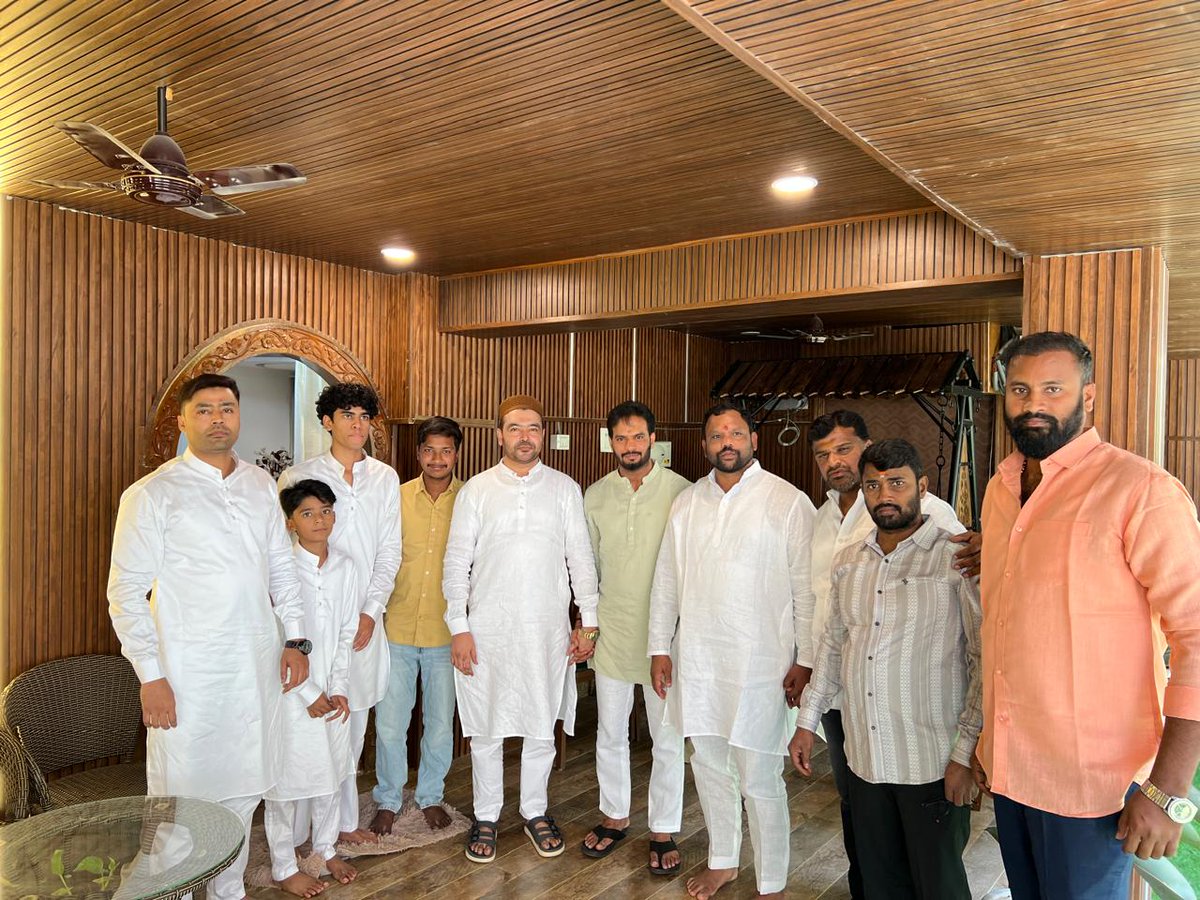Raviyadav_bjp's tweet image. రంజాన్ సందర్భంగా మియాపూర్, హఫీజ్‌పేట్, చందానగర్ ప్రాంతాల్లో ముస్లిం సోదరులను కలిసి శుభాకాంక్షలు తెలిపిన రవికుమార్ యాదవ్ గారు.

#ramadanwishes #ramadanmubarak #bjpindia #unity #brotherhood #miyapur #hafeezpet #chandanagar #bjptelangana #communityconnect #bjpleader #ravikumaryadav