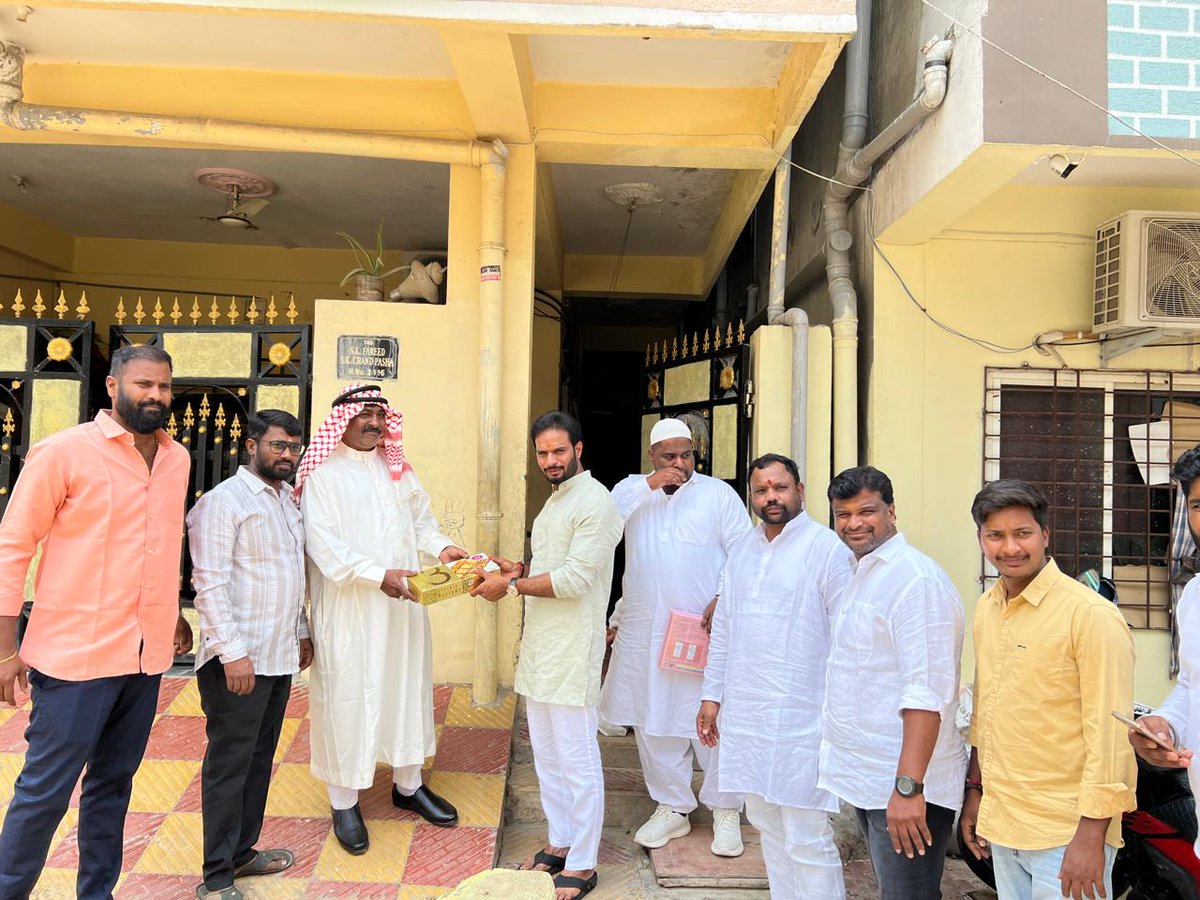 Raviyadav_bjp's tweet image. రంజాన్ సందర్భంగా మియాపూర్, హఫీజ్‌పేట్, చందానగర్ ప్రాంతాల్లో ముస్లిం సోదరులను కలిసి శుభాకాంక్షలు తెలిపిన రవికుమార్ యాదవ్ గారు.

#ramadanwishes #ramadanmubarak #bjpindia #unity #brotherhood #miyapur #hafeezpet #chandanagar #bjptelangana #communityconnect #bjpleader #ravikumaryadav