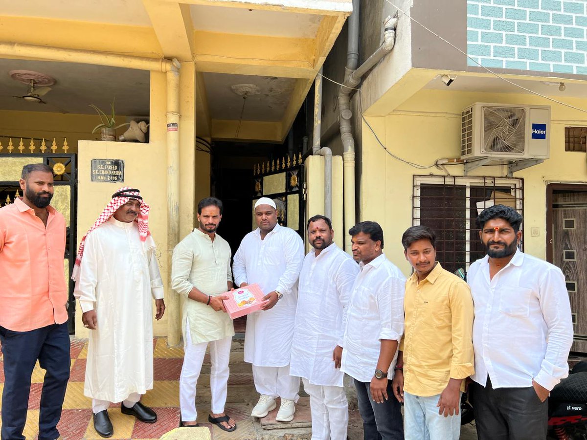 Raviyadav_bjp's tweet image. రంజాన్ సందర్భంగా మియాపూర్, హఫీజ్‌పేట్, చందానగర్ ప్రాంతాల్లో ముస్లిం సోదరులను కలిసి శుభాకాంక్షలు తెలిపిన రవికుమార్ యాదవ్ గారు.

#ramadanwishes #ramadanmubarak #bjpindia #unity #brotherhood #miyapur #hafeezpet #chandanagar #bjptelangana #communityconnect #bjpleader #ravikumaryadav