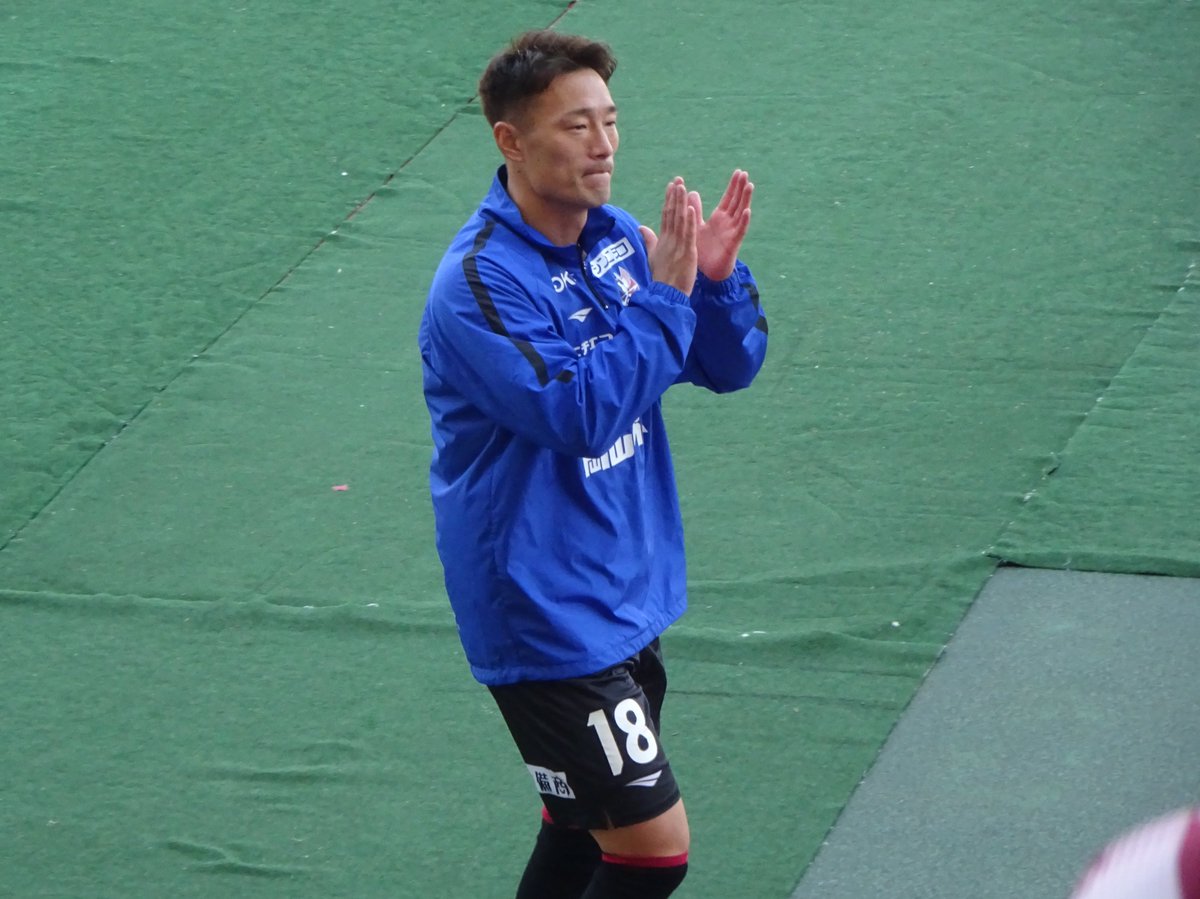 akarazmade12's tweet photo. ハーフタイムに散水に追いかけられてちょっと浴びてた大地さん。水曜日は交代した後に足が痛いのかなってなってたけどベンチに入れるくらいでよかったです💨 https://t.co/UqIIt30ELE