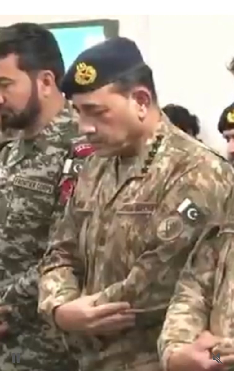 بائیں بازوُ کے ذراع پر دایاں ہاتھ، سجدے کی جگہ پر نظریں!!
میں نے زندگی میں کسی حکمران یا اعلی عہدیدار کو اِس طرح سُنت کے عین مطابق نماز پڑھتے نہیں دیکھا جیسے فیلڈ مارشل عاصم منیر نماز پڑھ رہے ہیں!!
ماشاء اللّہ❤️