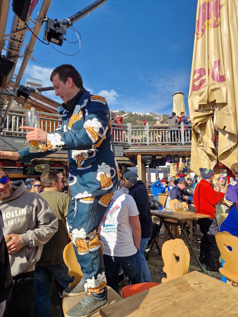 ski_partner's tweet photo. Apres-ski 🕺
#skiing #skiparty #saalbach https://t.co/fMPV3yKV9y