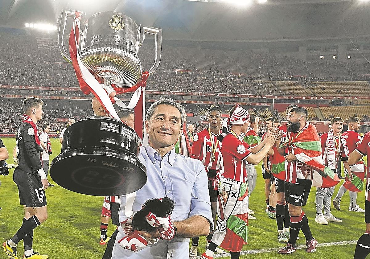 ArgoitzUgalde's tweet photo. Ernesto Valverde ha decidido poner fin a su tercera etapa en el Athletic al término de esta temporada. 

Eskerrik asko, Txingurri,  por tu gran trabajo y por conseguir junto a jugadores y afición la ansiada Copa 🏆 en la Cartuja y fuerza para lo que queda de temporada. https://t.co/Mpzcxui0f8
