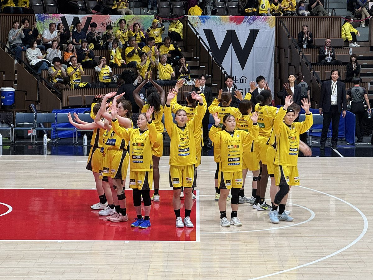 y_hanada's tweet photo. #山梨クイーンビーズ
Wリーグ入替戦 vs アイシンさん
残念ながら2連勝はならず、入替戦の決着は明日の第3戦に持ち越し。
前半にシュートが入らない時間が長かったのが響いて、後半一時8点差まで追い付いたのですが敗戦😭
明日はFCふじざくら山梨のホーム開幕戦をサボってでも、ここ代々木再来を決意！ https://t.co/eM4HGMT9g8