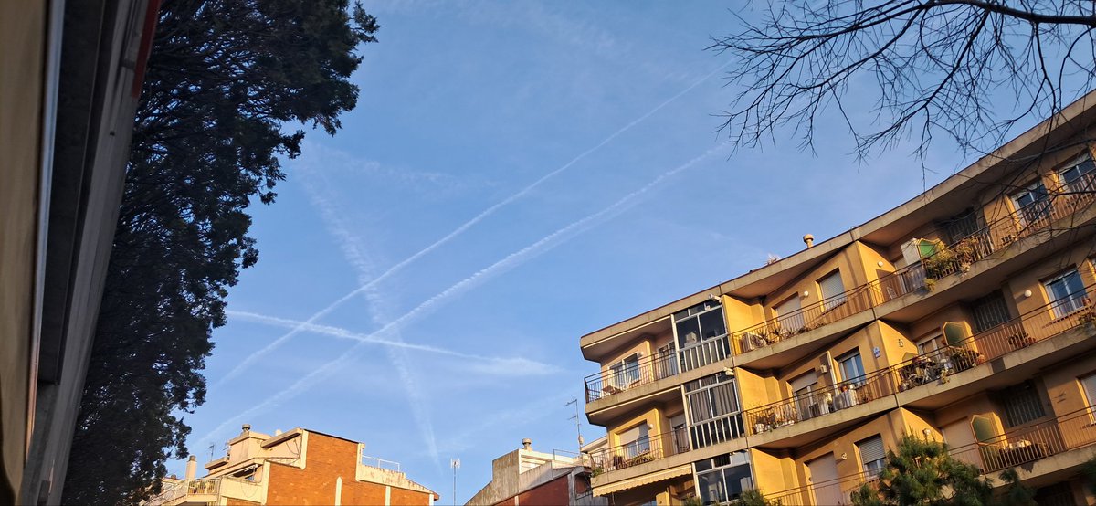 eoeeeeeeeeeeeee's tweet photo. #geoingenieria a saco en la provincia de #barcelona #traficoaereo #chemtails dejad nuestros cielos en paz #hdgp #españa @AEMET_Esp #manipulaciondelclima #cieloazul #estenoesmicielo #biotetrorismo https://t.co/tbvJDUtdM0