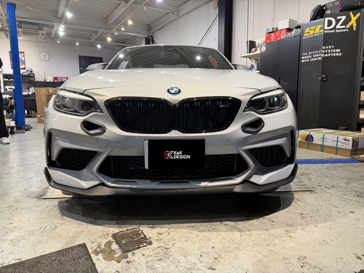 M2 Competition
F87M2CS Racingのブレーキダクトを装着しました。
ガッツリバンパーを加工しました！