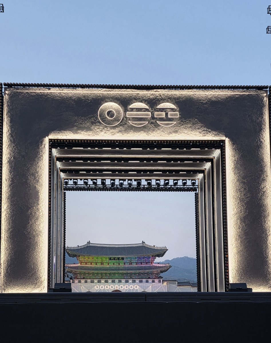 THE STAGE LOOKS SO COOL