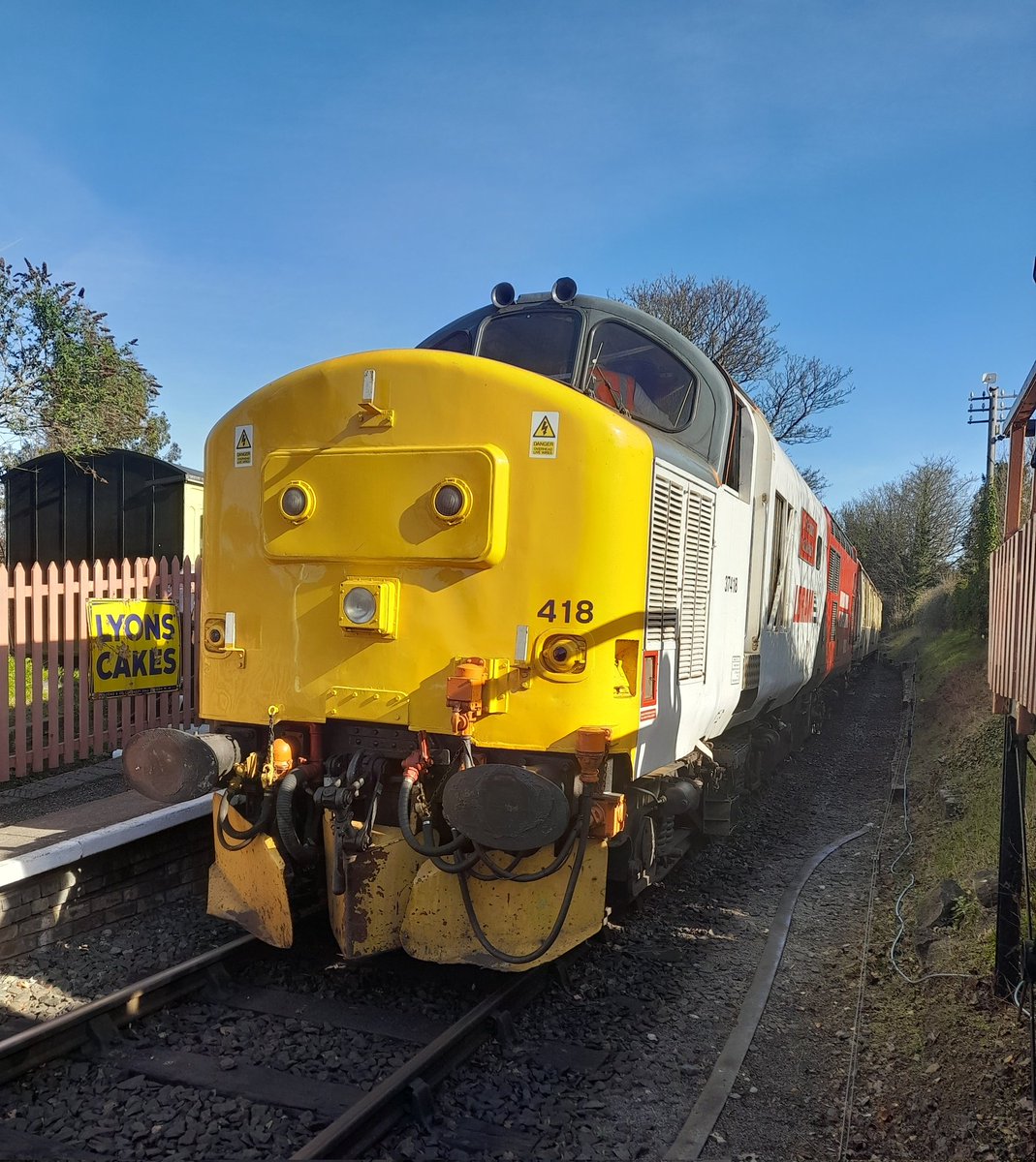 #classictraction Piece of cake for 37418 on arrival at Chinnor on the 0915 ex-Princes Risborough.