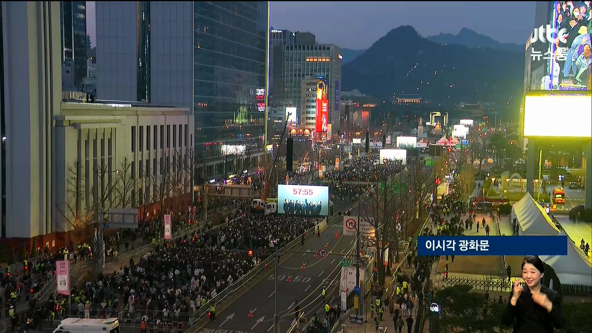 고작 저만큼 모이는 걸로 그 호들갑을 떨다니
저기서 남대문까지 가득 찼던 박탄핵 때는 
10만명 밖에 안된다고 바득바득 우기더니

.