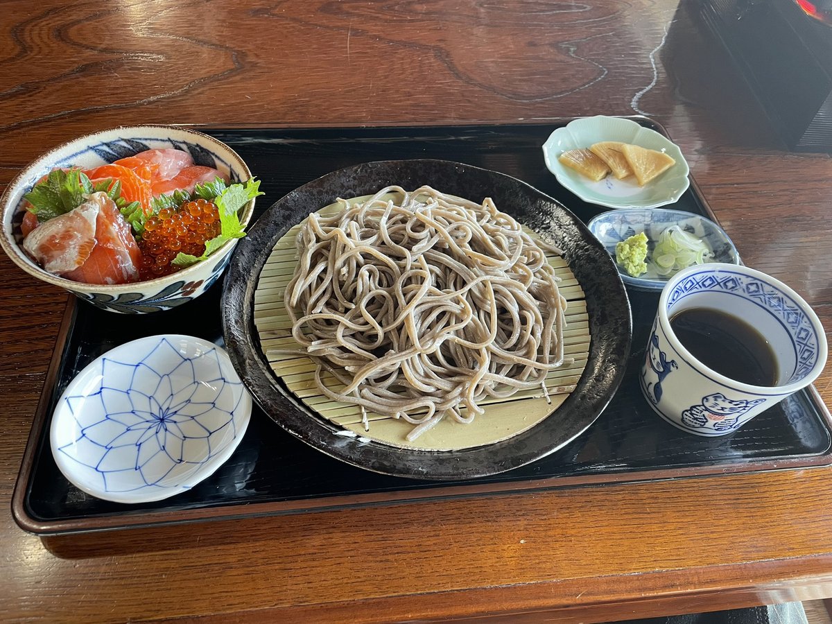 redtail_moto's tweet photo. 本日のXDiavelでのツーリングは、「富士山と蕎麦」をテーマに。
虹鱒親子丼も蕎麦も美味しかった！
晴ていたので、富士山もよく見えて満足でした。
#XDiavelV4 https://t.co/3xnmZ0qadM