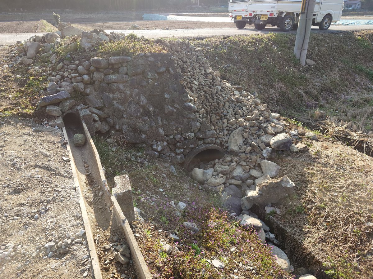works_ty's tweet photo. 石積崩壊で水路が💦なんとか1日で応急処置。 https://t.co/pCzRBafFiZ