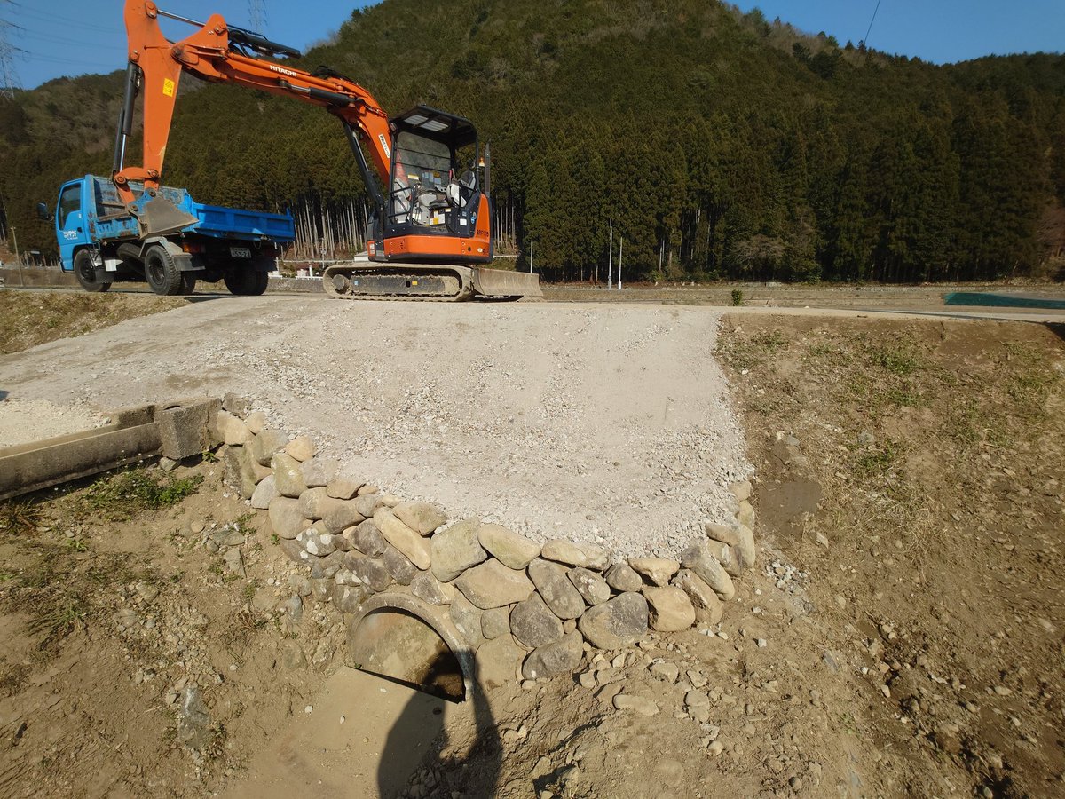 works_ty's tweet photo. 石積崩壊で水路が💦なんとか1日で応急処置。 https://t.co/pCzRBafFiZ