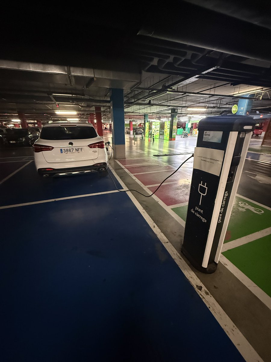 En este centro comercial han quitado los cargadores eléctricos gratis, ahora son de pago. 
El nivel de caradura de este personaje es brutal:
-Ocupa una plaza de discapacitado sin tener la identificación
-Los cargadores de motos siguen siendo gratis, a él se la pela y carga gratis