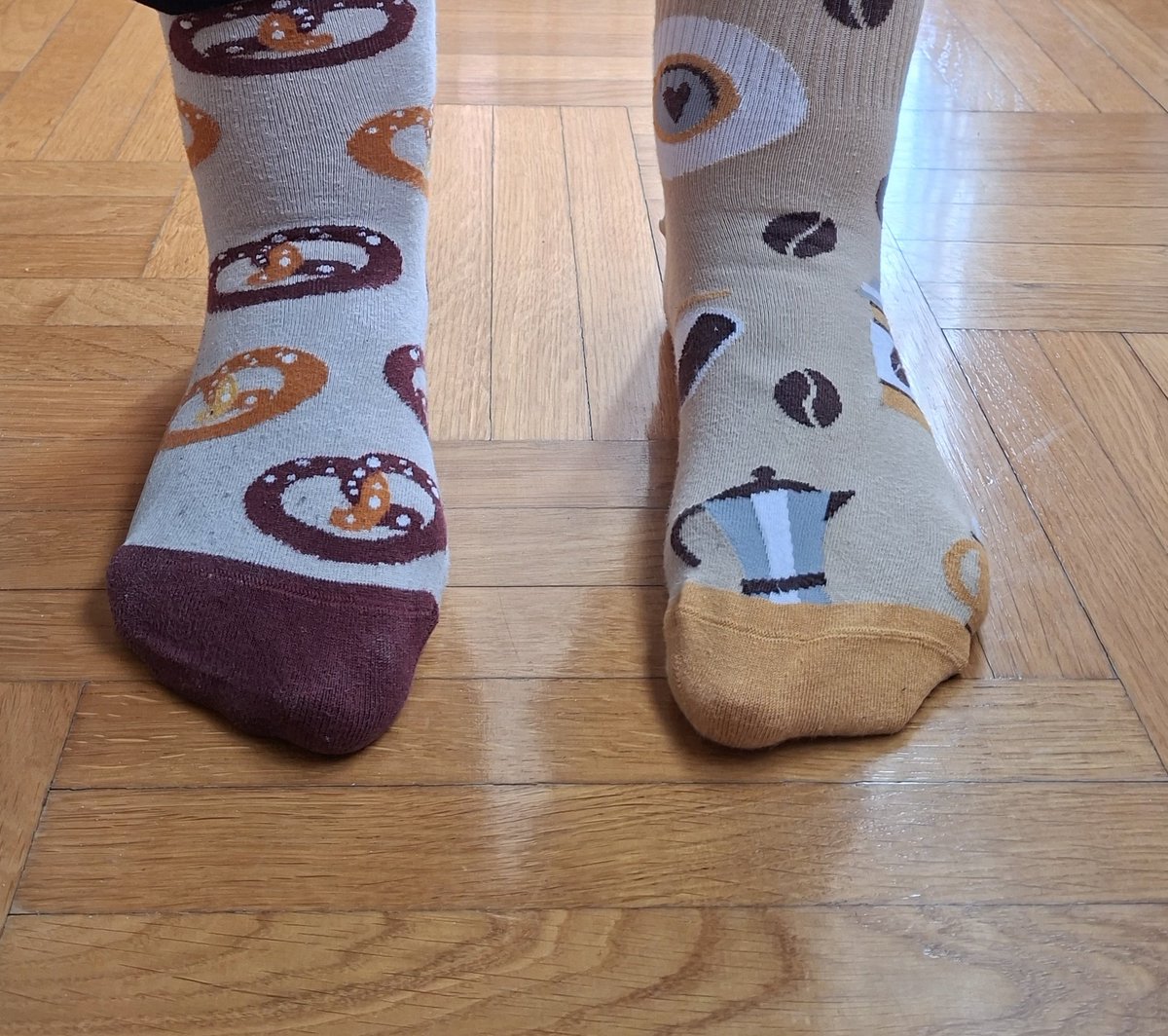 BojciZg's tweet image. Prvi dan proljeća je i Svjetski dan osoba s Down sindromom koji se obilježava nošenjem sarenih rasparenih čarapa.  #down