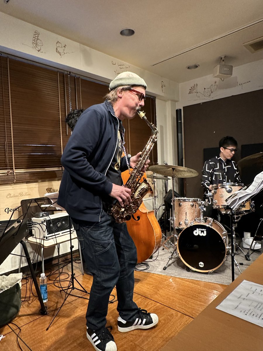 lilicoco0901's tweet image. 今宵はヨリスさん🎷のライブをラミノアで楽しんでます💓
ラミノアはアーティストと距離が近く体全身に音の震度が伝わってきます✨
重厚感のある心臓に突き刺さる💘素敵な音色に酔ったこの瞬間❤️素晴らしいアーティストの皆さまに🥂

#Joris Posthumus(As)
#柳隼一(Pf)
#佐藤潤一(Bs)
#長谷川ガク(Ds)