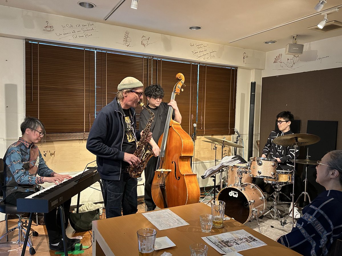 lilicoco0901's tweet image. 今宵はヨリスさん🎷のライブをラミノアで楽しんでます💓
ラミノアはアーティストと距離が近く体全身に音の震度が伝わってきます✨
重厚感のある心臓に突き刺さる💘素敵な音色に酔ったこの瞬間❤️素晴らしいアーティストの皆さまに🥂

#Joris Posthumus(As)
#柳隼一(Pf)
#佐藤潤一(Bs)
#長谷川ガク(Ds)