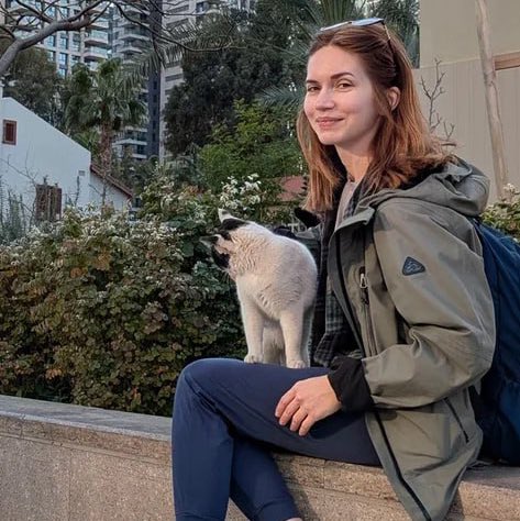 Лицо человека, который смог уговорить котика прийти на ноги💅
