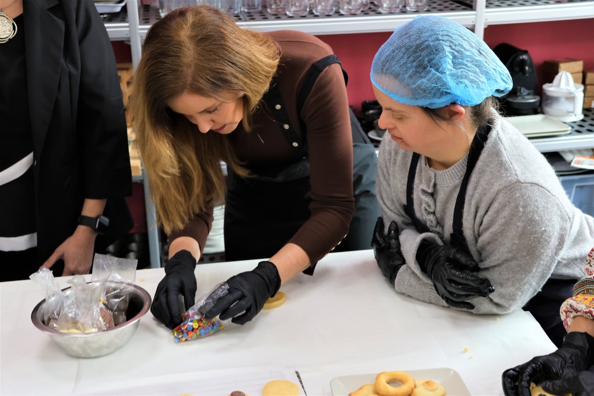 En el #DiaInternacionaldelSíndromedeDown, reconocemos el trabajo de los fantásticos profesionales de <a href="/DownMadrid/">Down Madrid</a>. 

En el taller ‘Rompemos el molde’, hicimos galletas deliciosas y demostramos que cada persona es única, insustituible. 

Y extendemos el reconocimiento a su