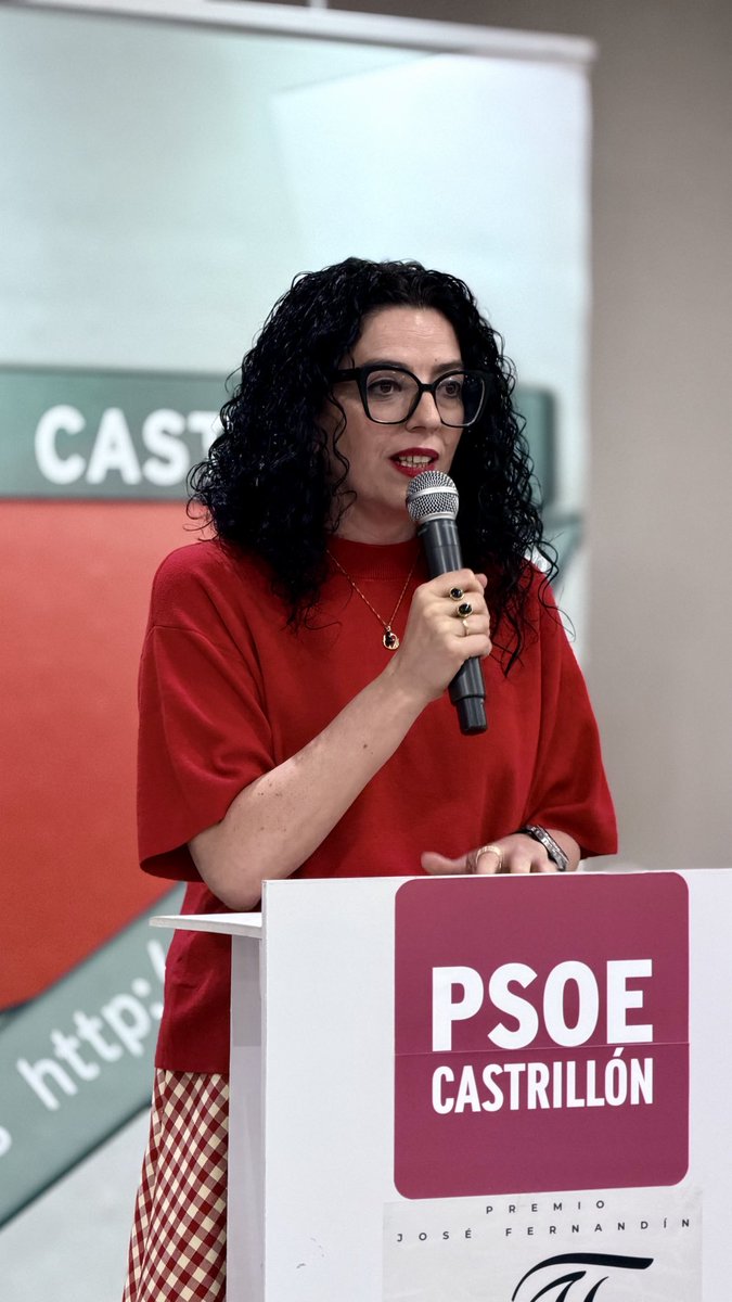 Anoche se entregó el Premio José Fernandín a título póstumo a Jaime Luis Martín, director del PMAC y del Valey. Su hija María recibió el galardón en un acto cargado de emoción que contó con el apoyo de personalidades públicas y numerosos invitados en reconocimiento a su figura.